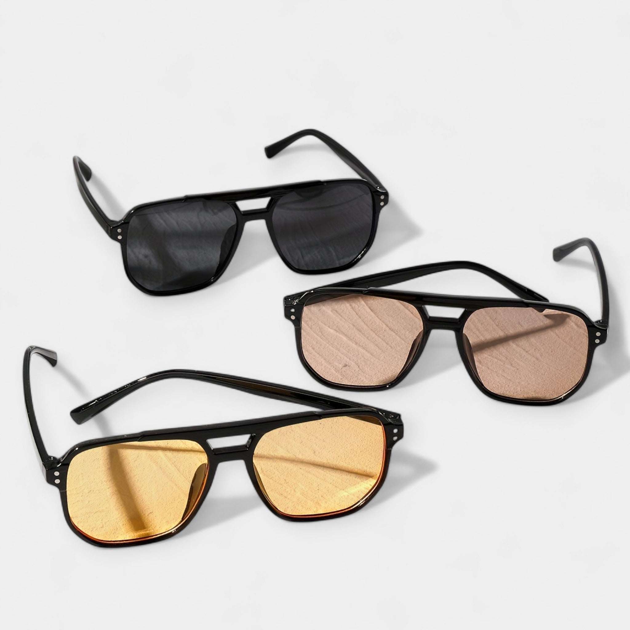 Négyzet alakú szemüveg szegecsekkel